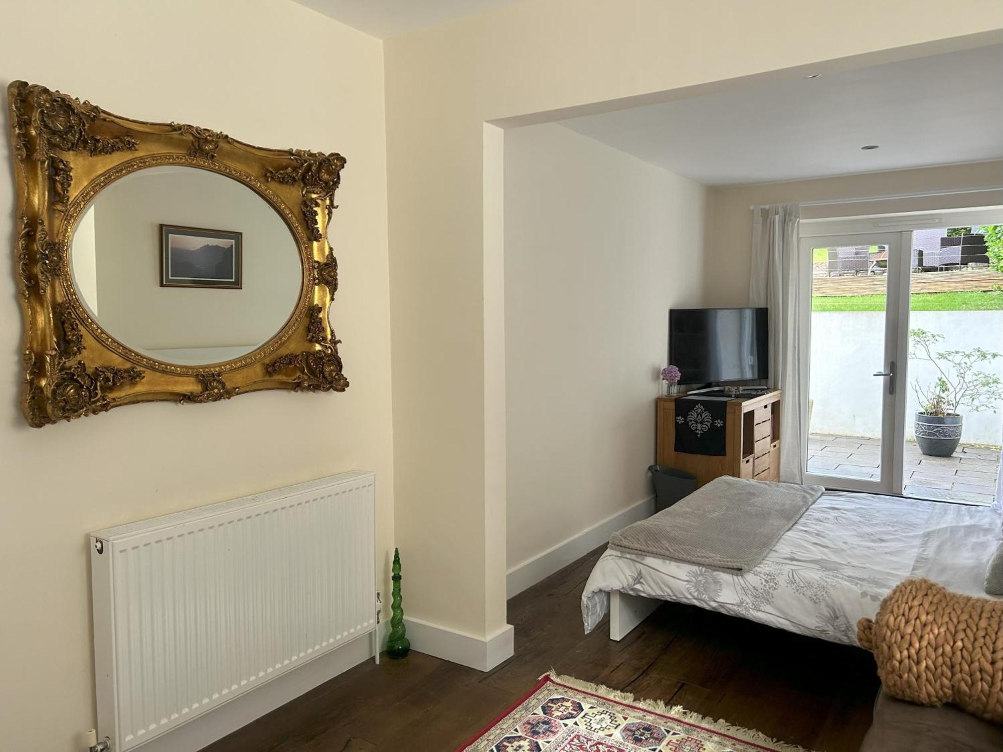 Sanctuary By The Sea With Large Including Lounge, Bathroom, Direct Garden Access & Free Parking *